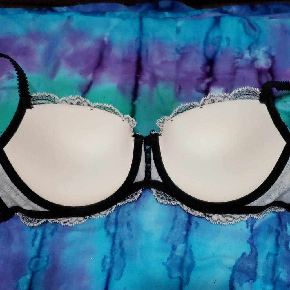 Victoria's Secret Blk/Wht Rhinestone Bra sz34C - Picture 2 of 8